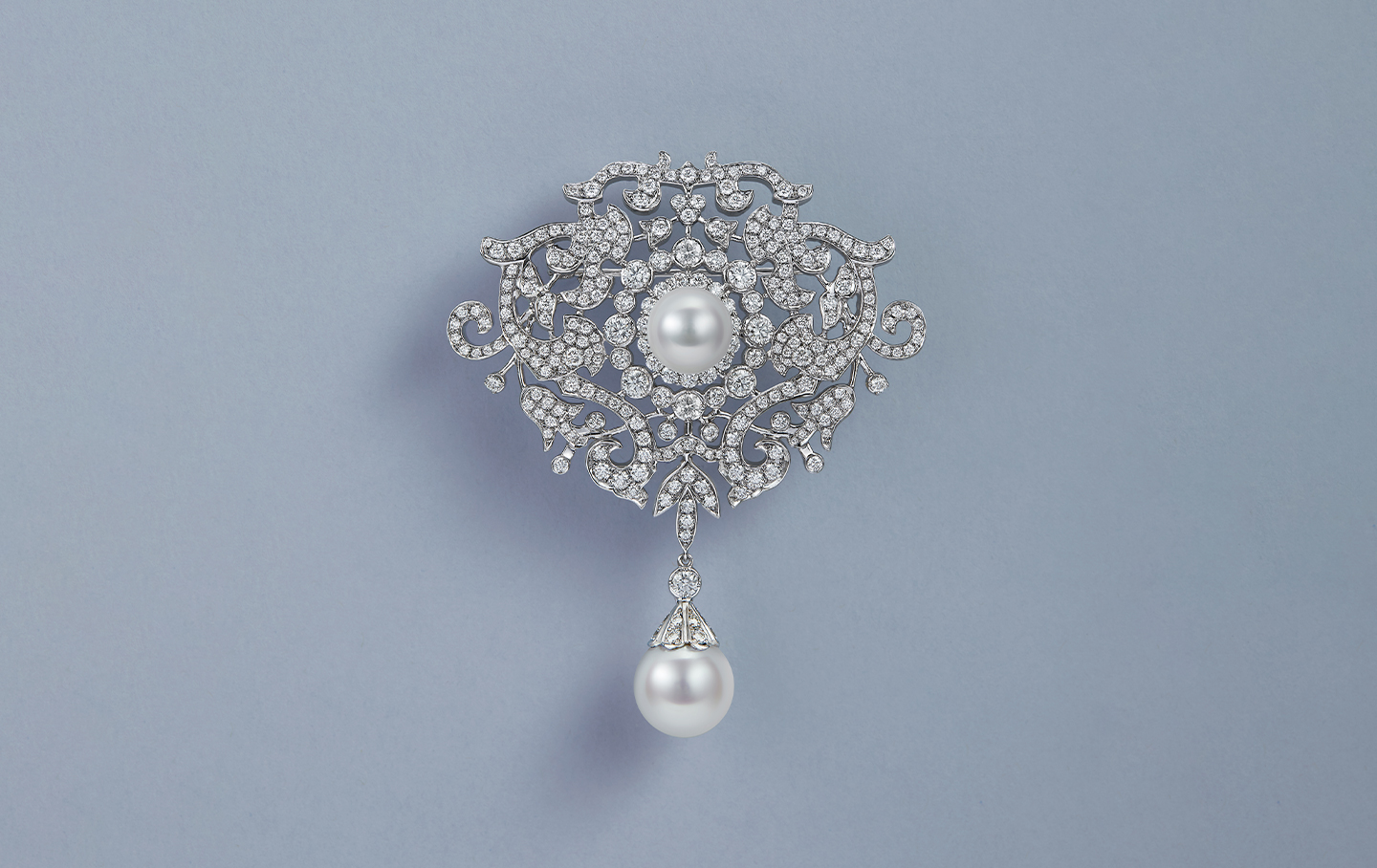 Graceful and elegant with a distinct air of luxury, brooches possess the exceptional ability to make a personal statement in a delicate manner whilst transcending time and trends.

